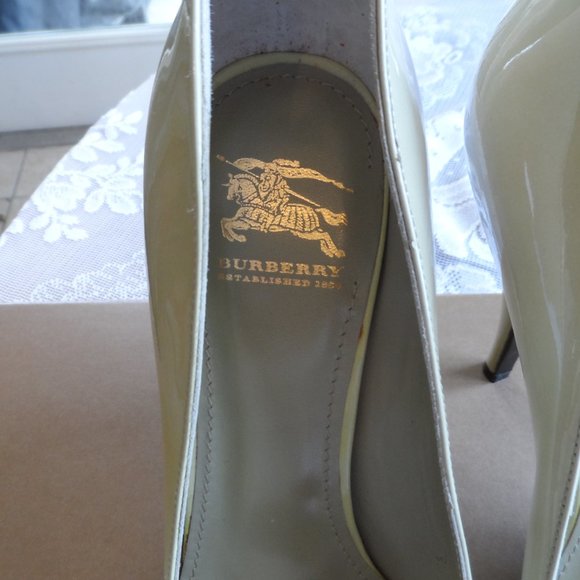 New Burberry Light Green Patent Leather Heeled Pumps Size 36.5 M - Picture 5 of 15